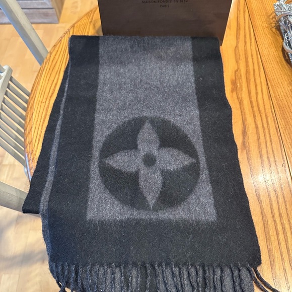 Authentic Unisex Louis Vuitton Cardiff Wool Scarf. - Picture 3 of 5